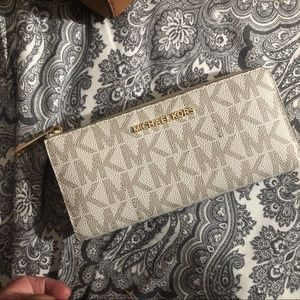 LAST CHANCE SALE Michael Kors zip around wallet